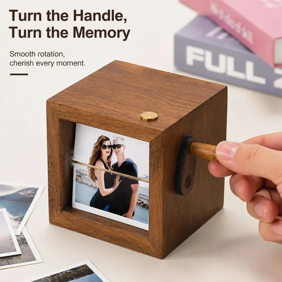 Flipzy™ – Caja de Fotos Giratoria de Madera con Manivela
