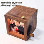 Flipzy™, caja de fotos giratoria de madera con manivela